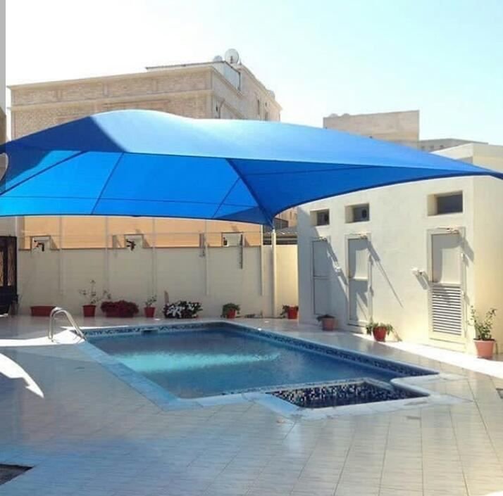 مظلات الشد الإنشائي العملاقة للمساحات الكبيرة.